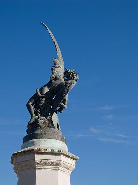 Fuente dedicada al Ángel Caído./Kadellar