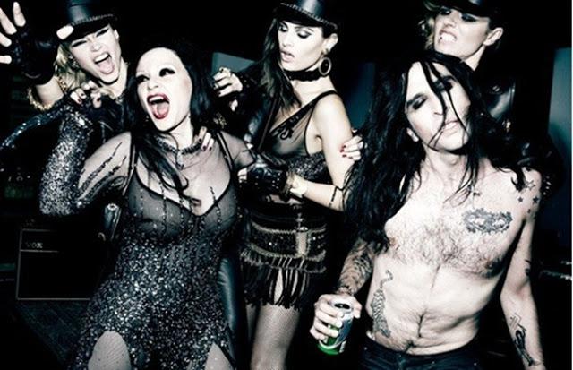 Mario Testino mira a España