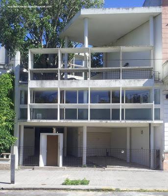 Fachada de la Casa Curutchet en La Plata, Argentina