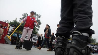 Hospital contrata personal de limpieza en patines 