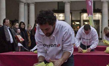 Un español gana el Campeonato de Europa de Desempaquetado de Regalos - NOTICIAS DIVERTIDAS