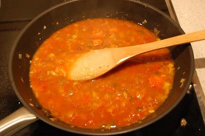 Merluza en salsa de anchoas y verduras. Merluza fácil para navidad