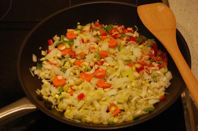 Merluza en salsa de anchoas y verduras. Merluza fácil para navidad