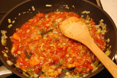 Merluza en salsa de anchoas y verduras. Merluza fácil para navidad