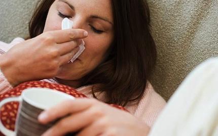 ¿Cómo tratar un resfriado con remedios naturales?