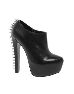 Zapatos con tachuelas