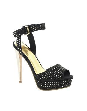 Zapatos con tachuelas