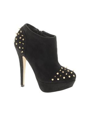 Zapatos con tachuelas