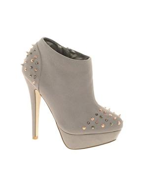 Zapatos con tachuelas