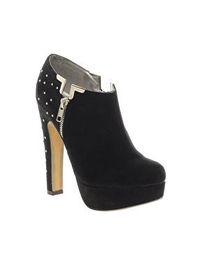 Zapatos con tachuelas