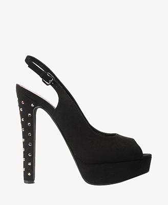 Zapatos con tachuelas