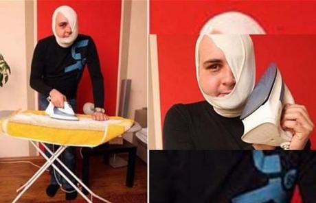  Sonó el teléfono y atendió con la plancha