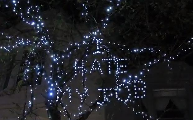 Un mensaje nada navideño con luces navideñas