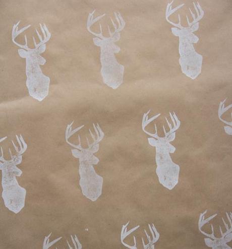 Papel kraft con motivos de reno estampados en tinta blanca papel para envolver regalos de navidad casero