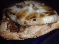 Crujiente de emperador y cebolla confitada, con gratinado de mayonesa.