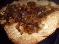 Crujiente de emperador y cebolla confitada, con gratinado de mayonesa.