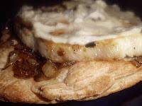 Crujiente de emperador y cebolla confitada, con gratinado de mayonesa.