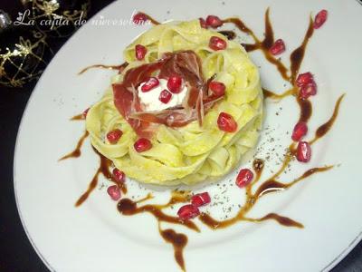 Nidos de espárrago verde y queso con ibérico y bacalao