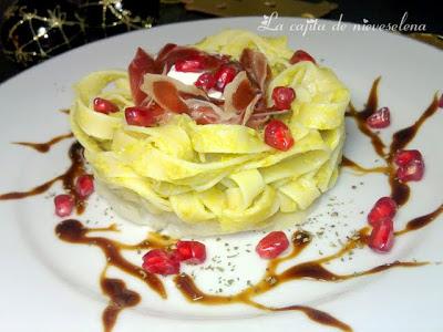 Nidos de espárrago verde y queso con ibérico y bacalao