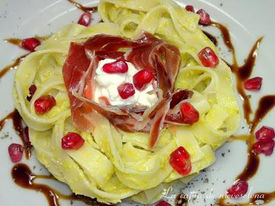 Nidos de espárrago verde y queso con ibérico y bacalao