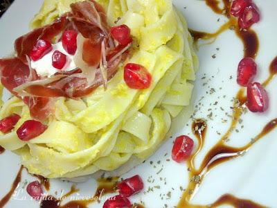 Nidos de espárrago verde y queso con ibérico y bacalao