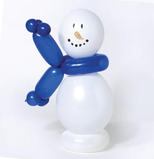 un muñeco de nieve con globos