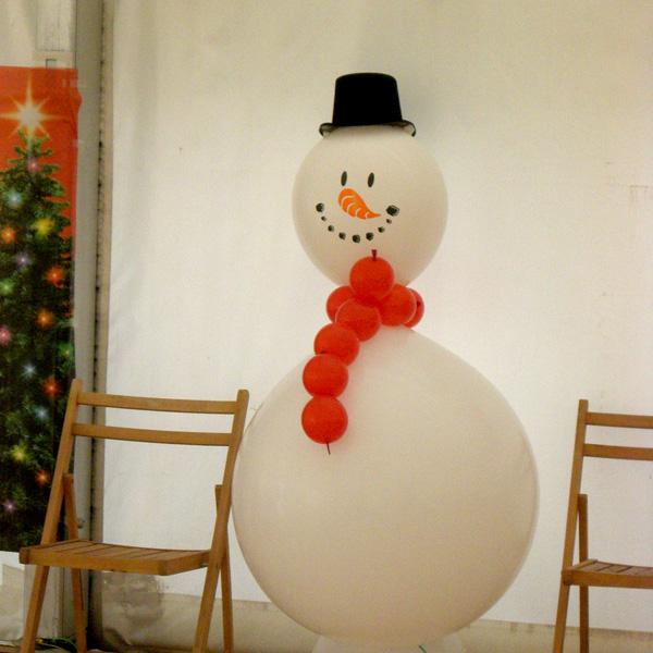 un muñeco de nieve con globos