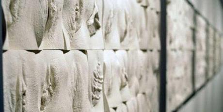 Un artista inauguró la Gran muralla de las vaginas y se armó la polémica