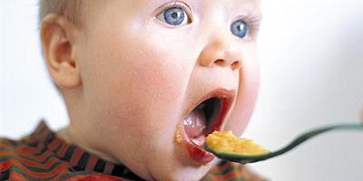 Los bebés que comen pescado tempranamente podrían tener menor riesgo de asma