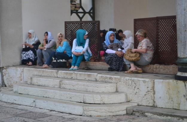 Mujeres esperando fuera de la mezquita