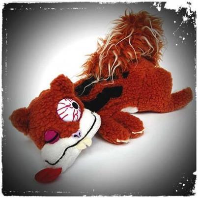 Foto: No voy a poner el enlace de la pagina de ventas en que lo he visto  ( me niego a hacerles publicidad) ... pero por si pensabas que nada te puede sorprender .....   Por cierto hay otros modelos, conejos, mapaches..., literalmente con las tripas por fuera   Cruzar la carretera siempre ha sido un peligro, sobre todo para los pequeños animales del bosque.  Y si no que se lo digan a Smudge, una ardilla simpática y divertida, que tuvo la mala suerte de ser arrollada por un coche en una carretera nacional. Aún tiene las marcas de neumático y las tripitas colgando, y la suerte ha querido que pueda pasar al otro mundo convertido en un simpático peluche que hará las delicias de su nuevo propietario ¿Quieres ser tú?  Smudge viene acompañada de un certificado de defunción que acredita su triste y, a la vez, afortunado final.