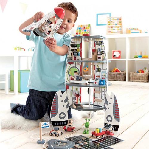 Cohete espacial de madera