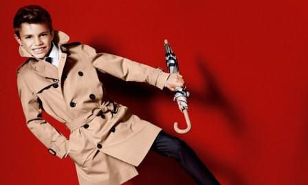 Romeo Beckham minimodelo para Burberry. Mira el vídeo