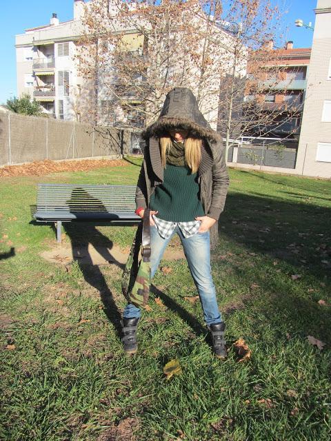 PARKA CON CAPUCHA Y PELO