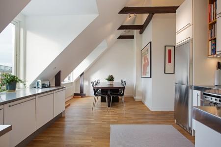 vigas en el techo aticos vigas de madera salones con chimenea decoración inclinados con ventanas empotradas estilo nórdico estilo escandinavo diseño de aticos decoración sueca aticos decoración salones decoración habitación infantil decoración de áticos decoración cocinas office comedor blog interiorismo blog interiores blog decoración aticos de estilo nórdico aticos con ventanas inclinadas y techos inclinados aticos con muebles de diseño amplia terraza con vistas 