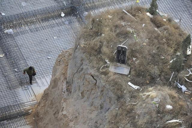 Una tumba en medio de un edificio en China