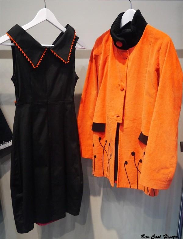 abrigo naranja vestido negro