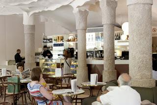 Mesas de Dadra en la cafetería modernista de La Pedrera