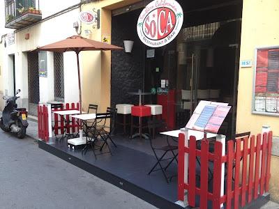 Restaurante Soca Sitges con mesas y sillas de hierro de Dadra