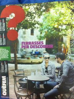 Mesas y sillas de terrazas en Barcelona en  revista Quèfem de la Vanguardia