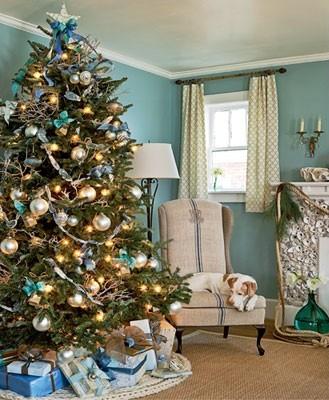 Decoración navideña en tonos azules y verdes