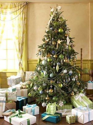 Decoración navideña en tonos azules y verdes