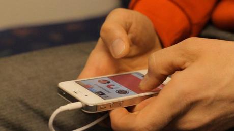 Figure_playing_hands