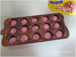 8º Desafío, BOMBONES: Chocolate intenso relleno de crema de nesquik de fresa y Chocolate blanco relleno de crema de leche con almendras.