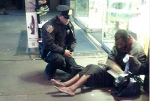 policia de ny regala botas a un mendigo