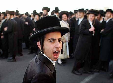 Cheques por 500 millones de dólares dejan en el Muro de los Lamentos