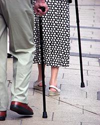 Cómo evitar el dolor de espalda al caminar con bastón