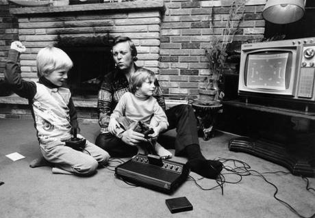 Padres e hijos jugando videojuegos juntos