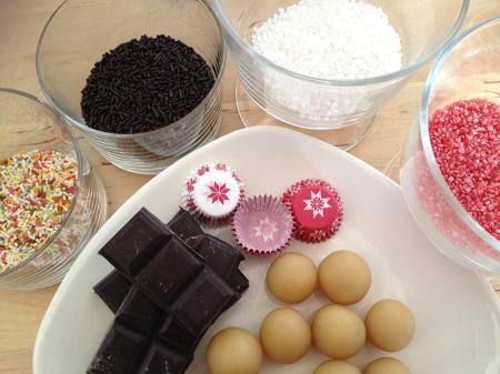 presentación postres postres tipicos de navidad mazapan postres navideños postres delikatissen moldes papel trufas ikea moldes de papel trufas y bombones mazapan con chocolate mazapan casero hacer mazapan en casa gastro blog fotos navidad fotos dulces navidad fotos de postres dulces navideños bombones moldes bombones de mazapan bombones con almendra bombones caseros bolitas de mazapan blog recetas postres azúcares de colores 