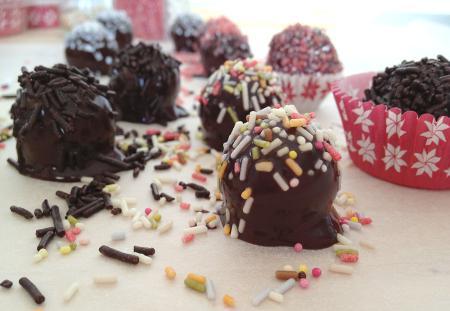 presentación postres postres tipicos de navidad mazapan postres navideños postres delikatissen moldes papel trufas ikea moldes de papel trufas y bombones mazapan con chocolate mazapan casero hacer mazapan en casa gastro blog fotos navidad fotos dulces navidad fotos de postres dulces navideños bombones moldes bombones de mazapan bombones con almendra bombones caseros bolitas de mazapan blog recetas postres azúcares de colores 